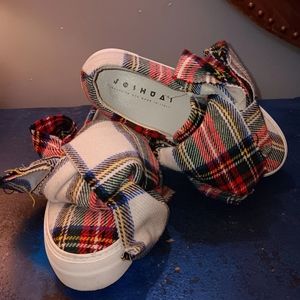 Joshua's plad sneakers